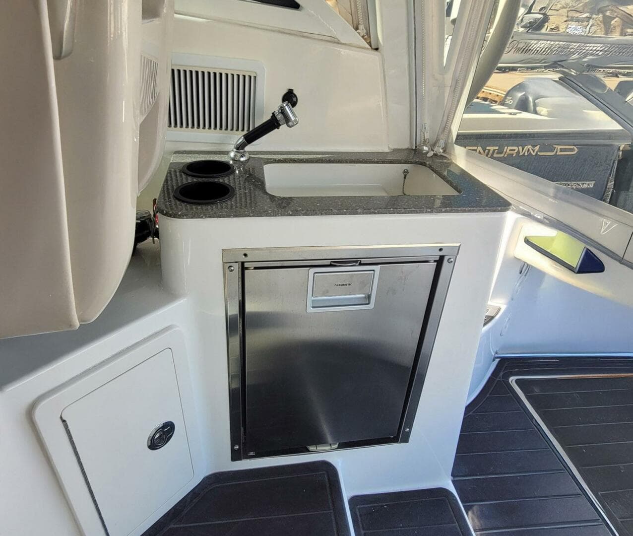 2017 Boston Whaler 315 Conquest