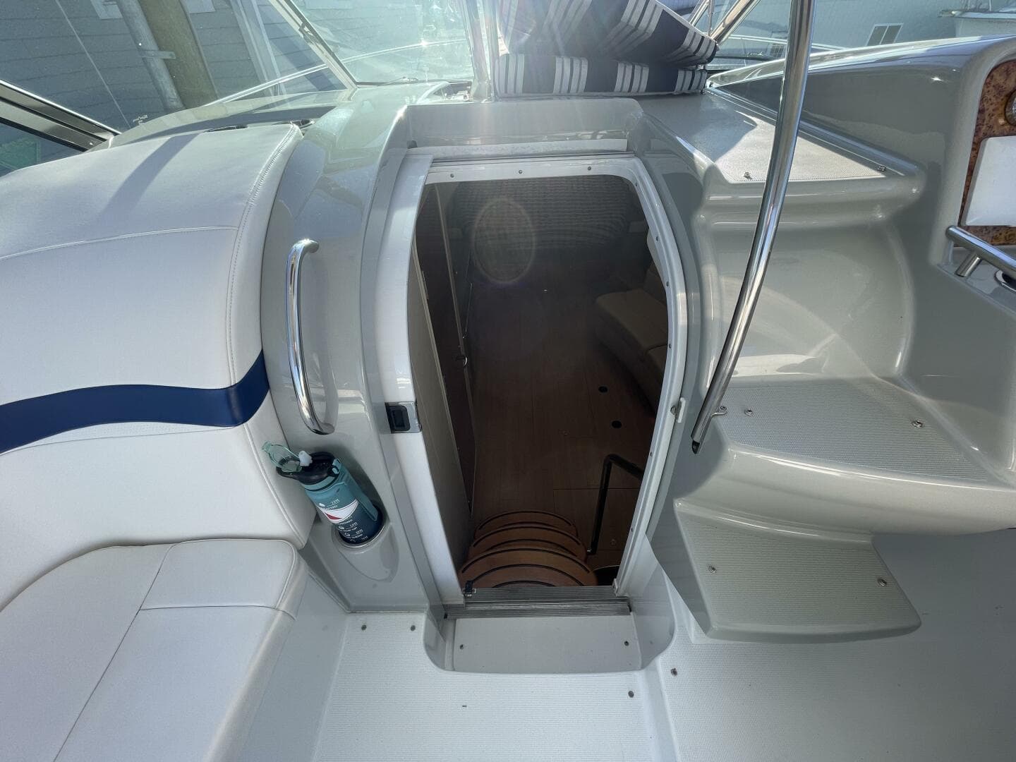 2011 Formula 34PC Companionway hatch