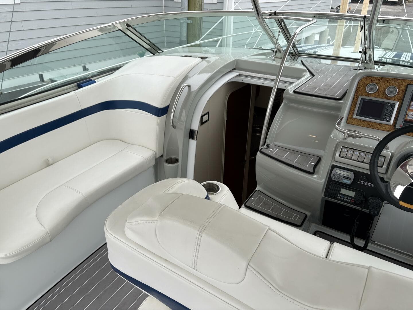 2011 Formula 34PC companionway