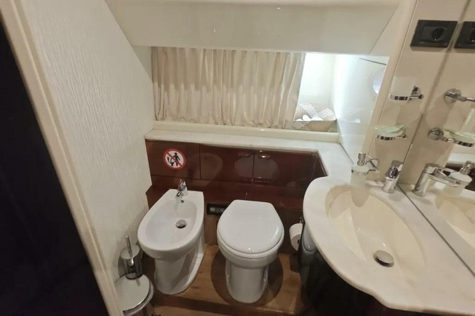 2002 Ferretti Yachts 720