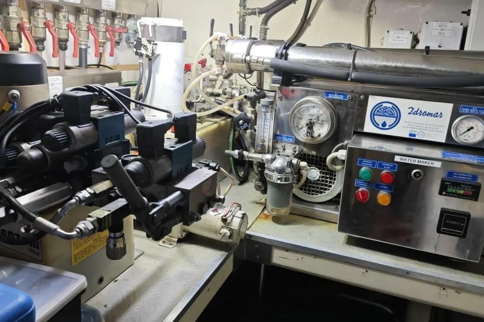 2002 Ferretti Yachts 720