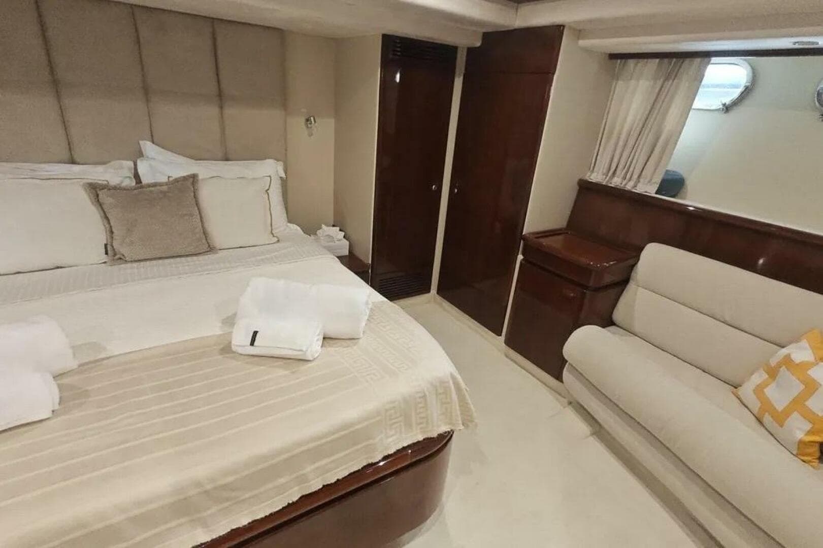 2002 Ferretti Yachts 720