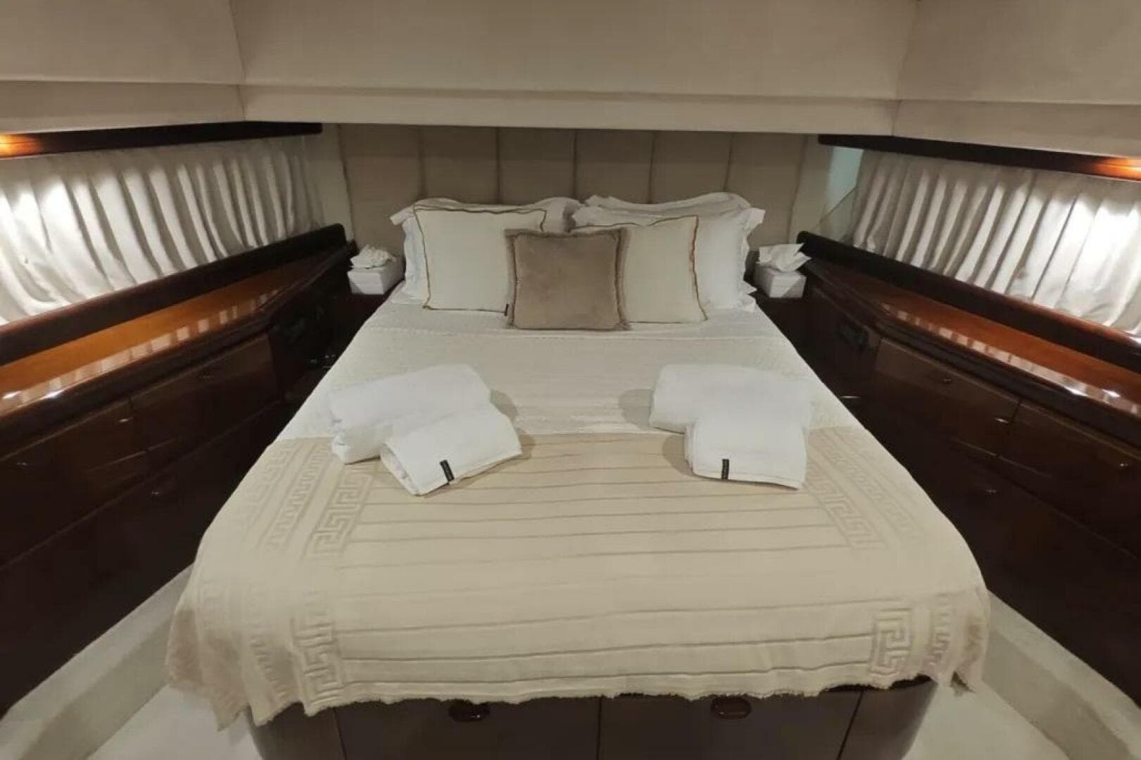 2002 Ferretti Yachts 720