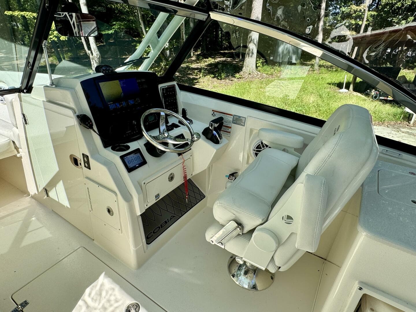 2022 Cobia 280 DC