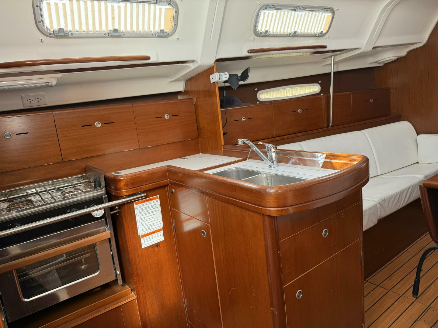 L-Shaped Galley & Port Settee