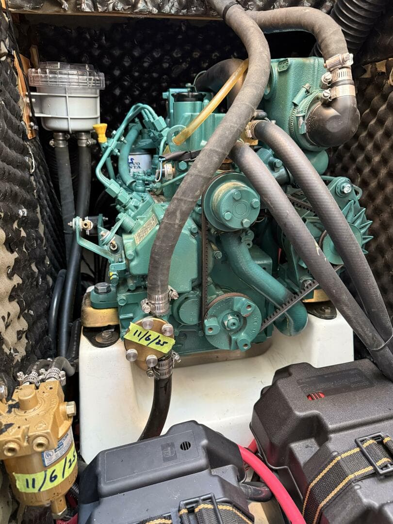 Soundproofed and insulated engine compartment