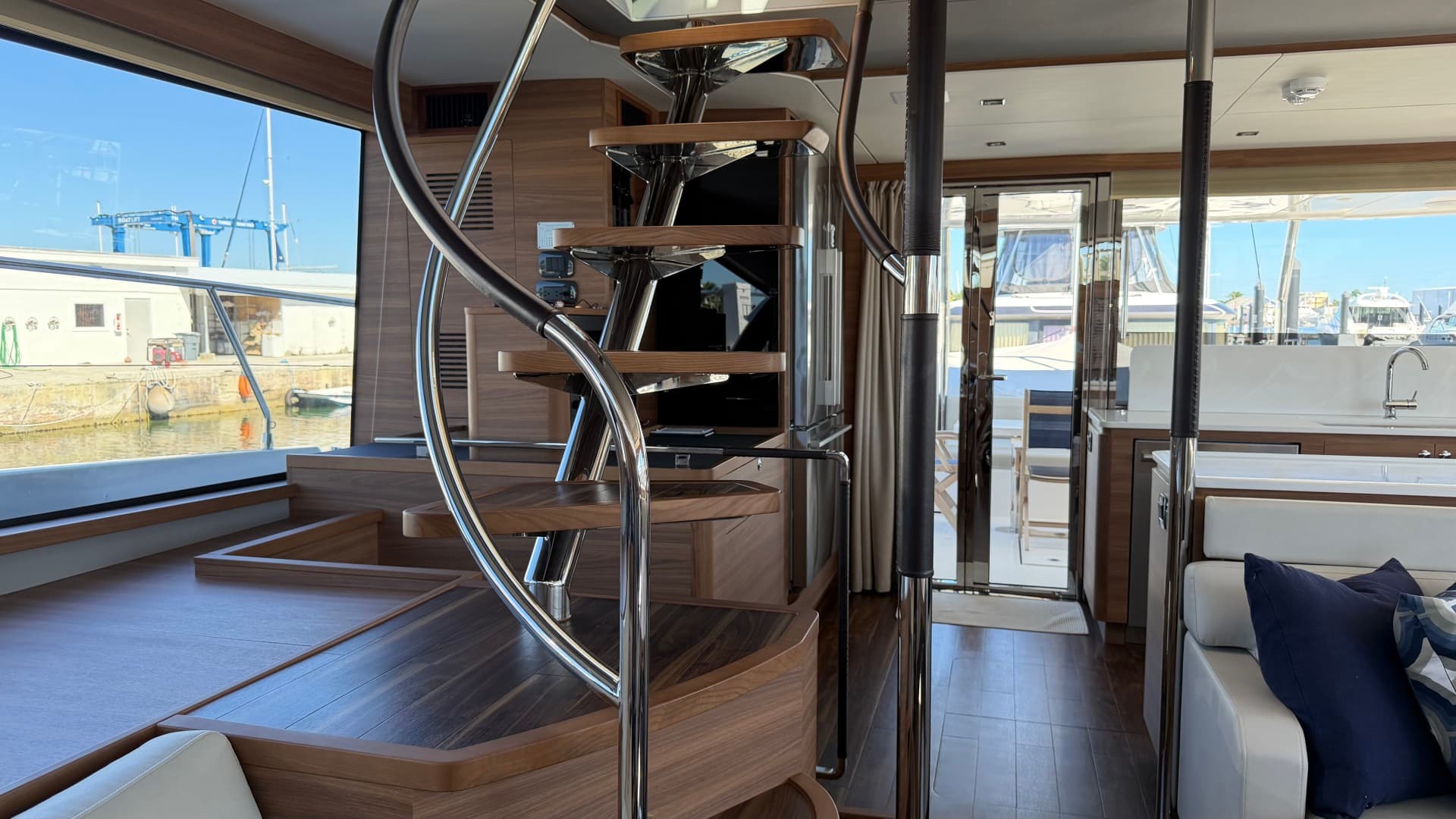 2025 Aquila 54 ENCLOSED BRIDGE