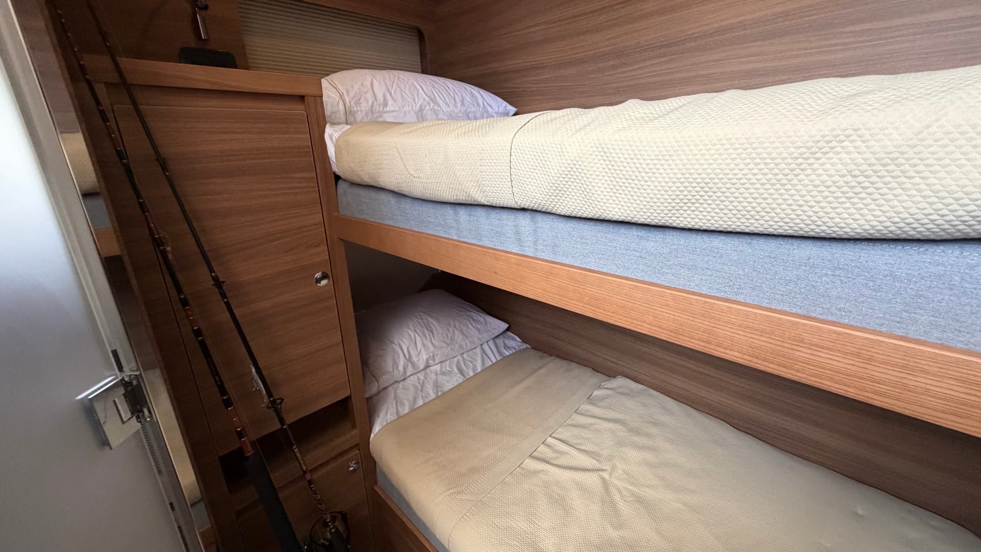 2025 Aquila 54 ENCLOSED BRIDGE