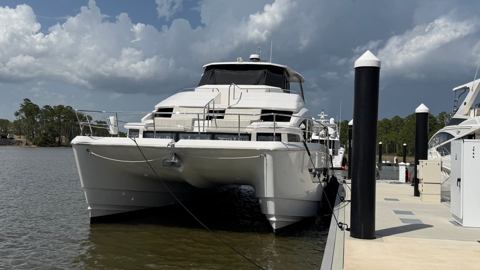 2025 Aquila 54 ENCLOSED BRIDGE