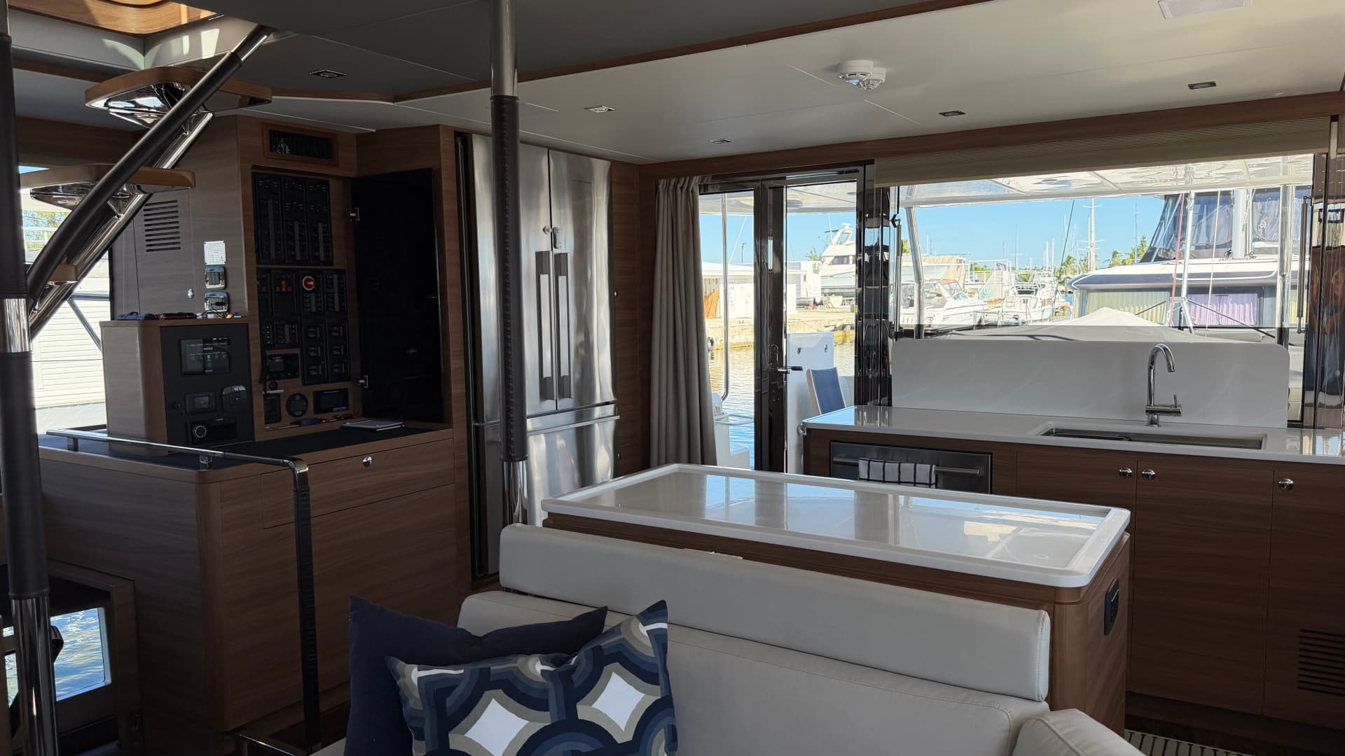 2025 Aquila 54 ENCLOSED BRIDGE