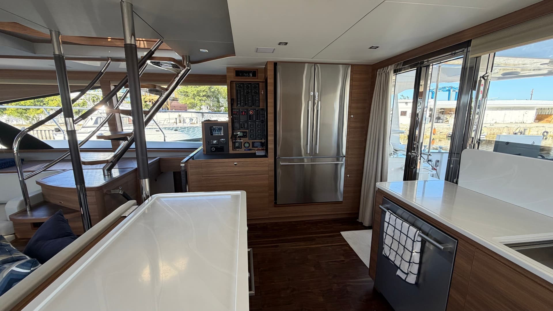 2025 Aquila 54 ENCLOSED BRIDGE