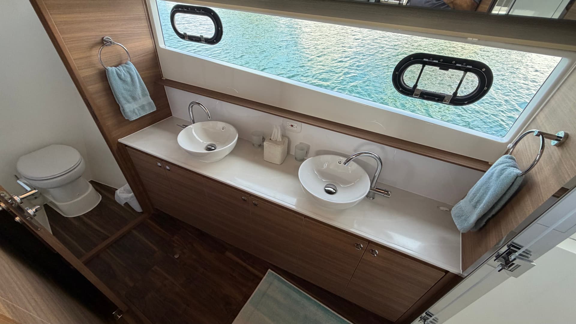 2025 Aquila 54 ENCLOSED BRIDGE