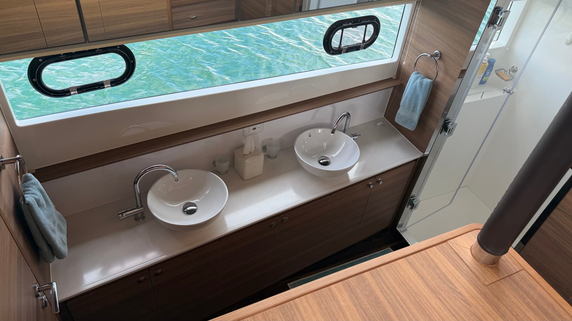 2025 Aquila 54 ENCLOSED BRIDGE