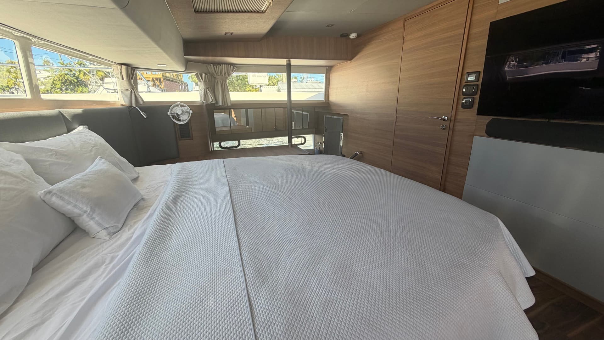 2025 Aquila 54 ENCLOSED BRIDGE