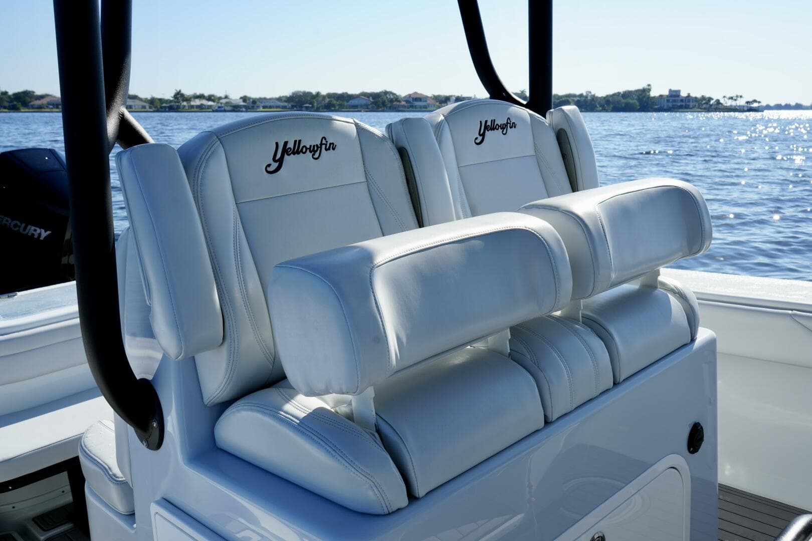 Yellowfin 32 Luhn 32- Center Console Seating