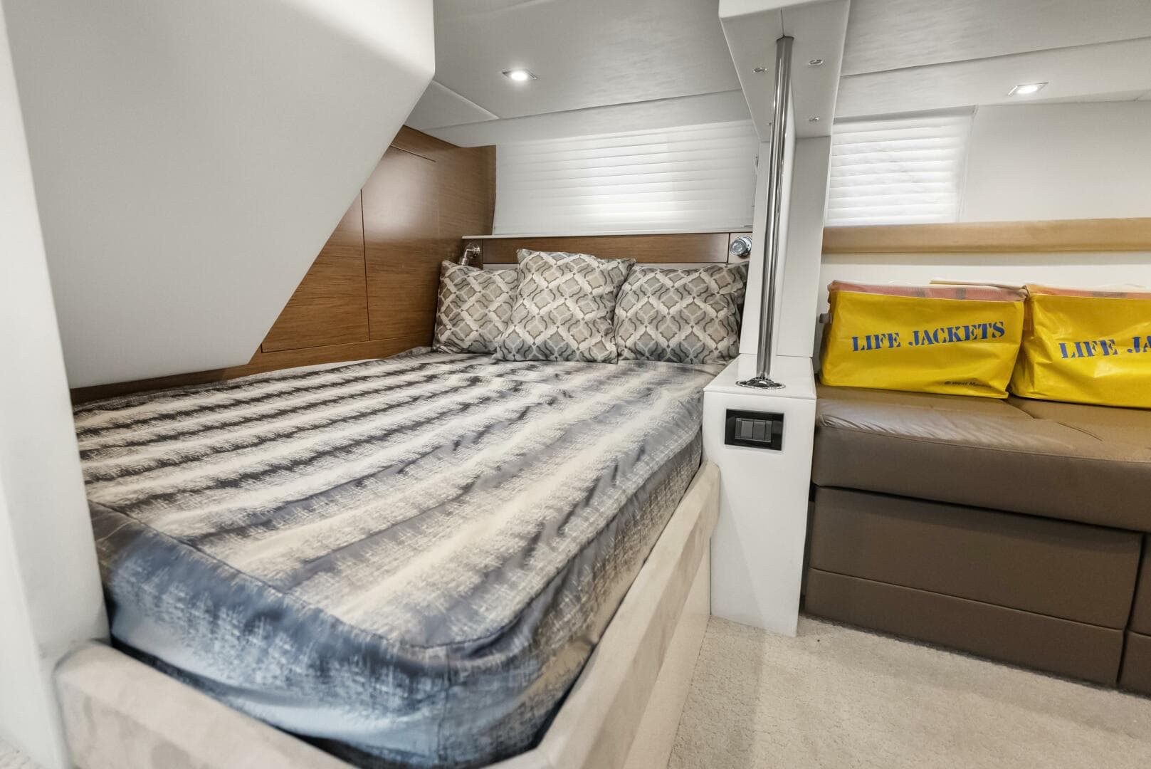 2014 Cruisers Yachts 