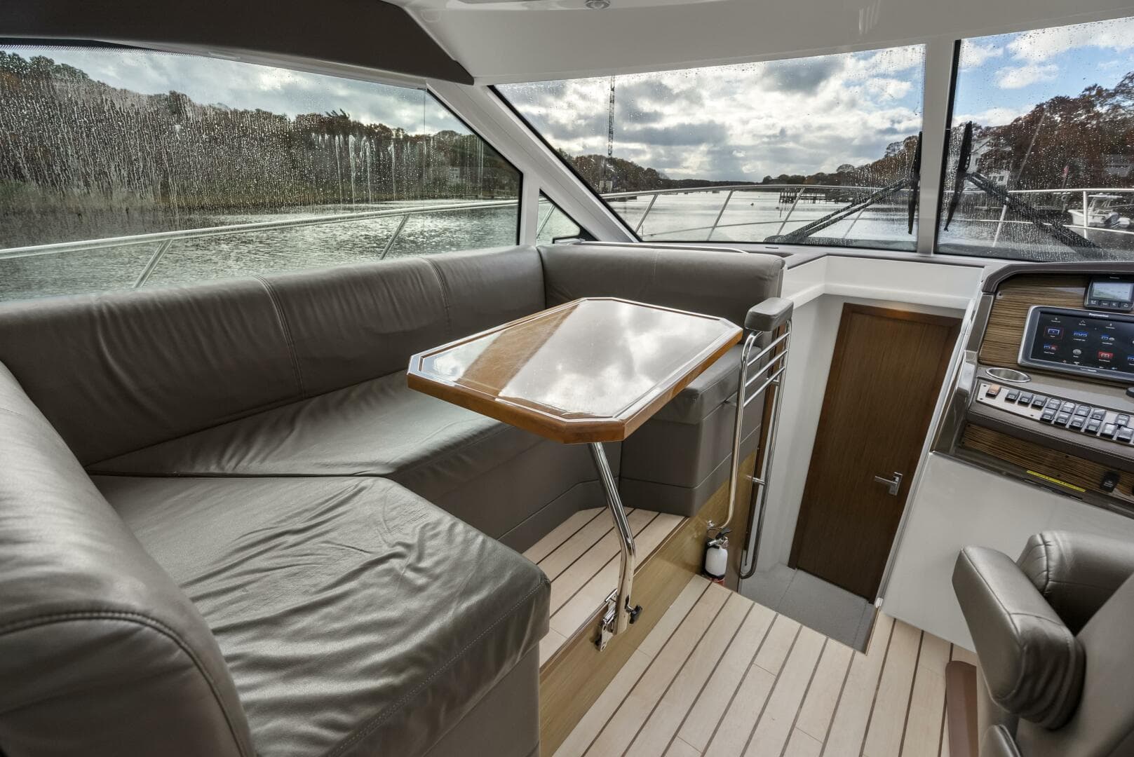 2014 Cruisers Yachts 