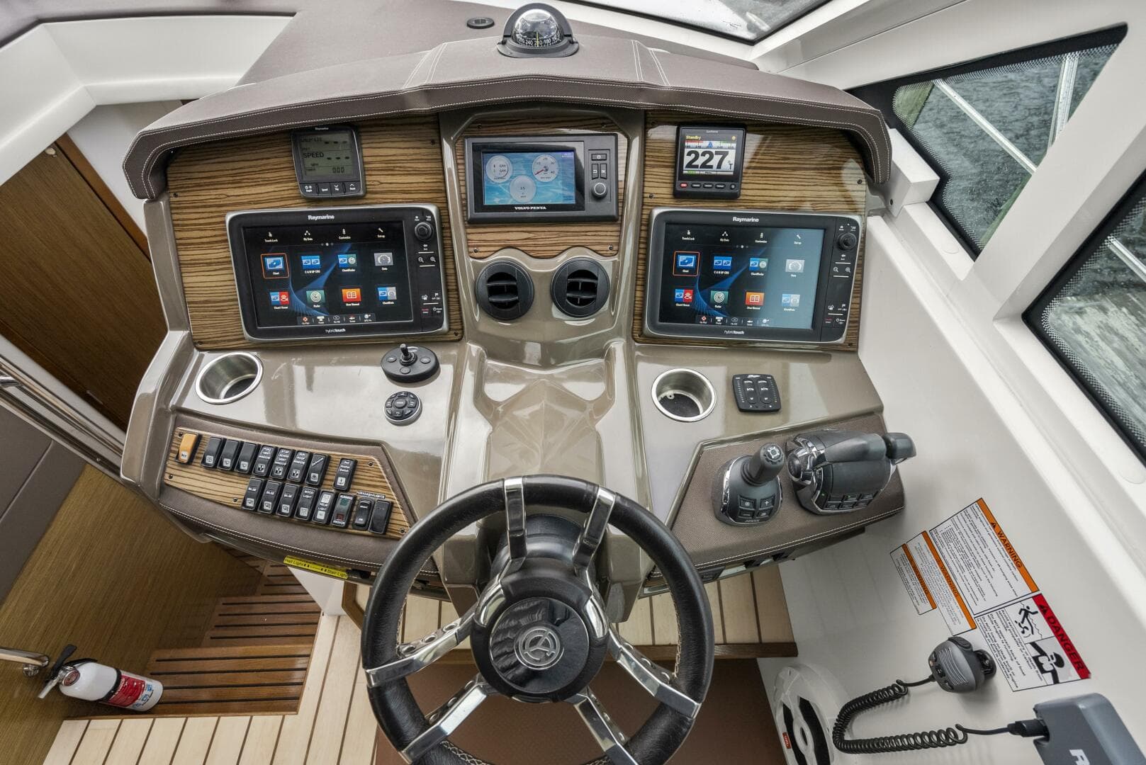 2014 Cruisers Yachts 