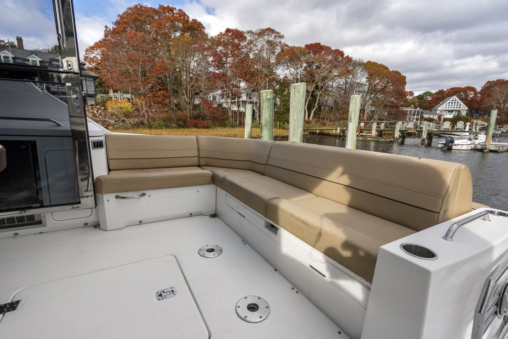 2014 Cruisers Yachts 