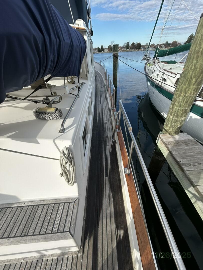 42' Grand Banks starboard side deck2