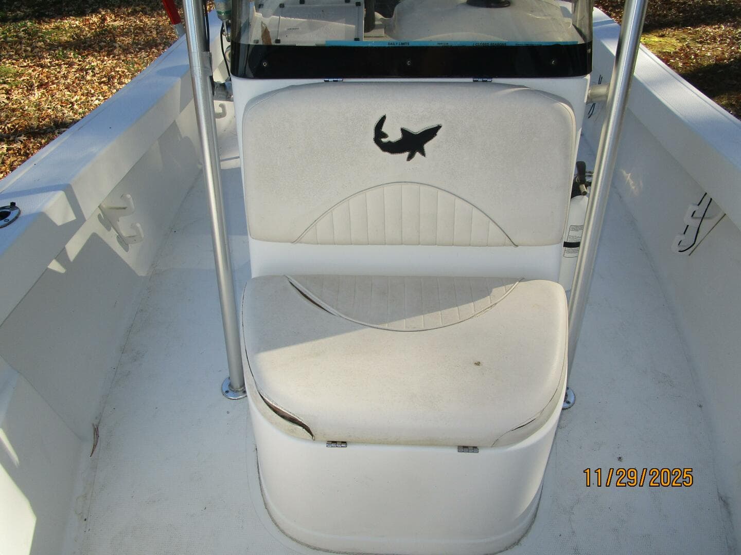 18' Mako foredeck aft seating