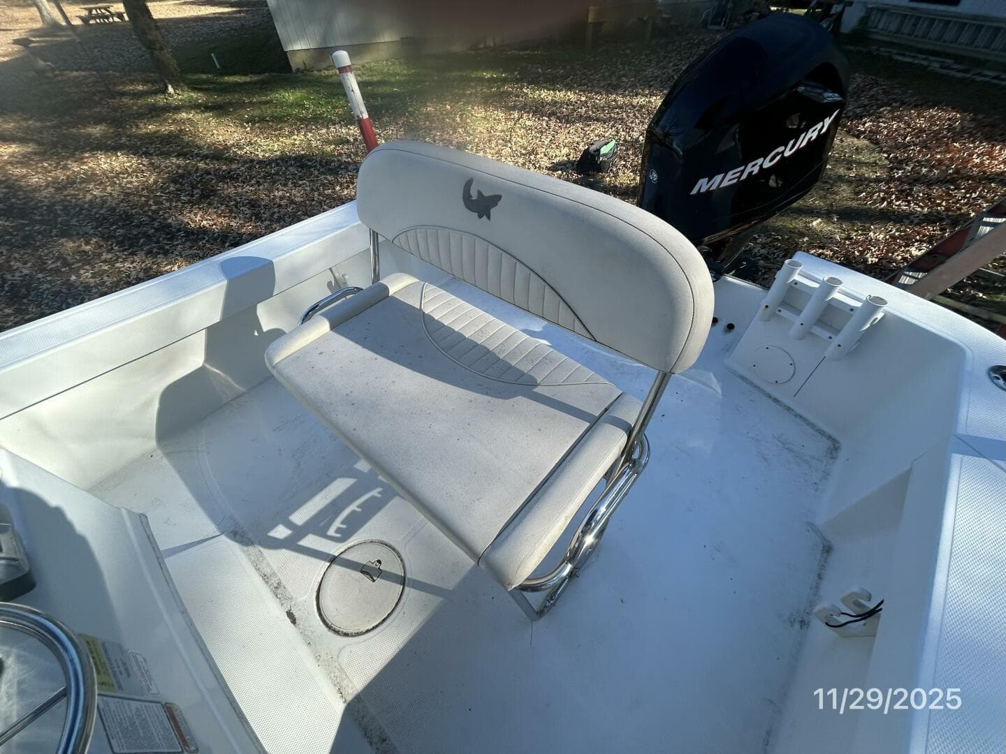 18' Mako helm benchseat1