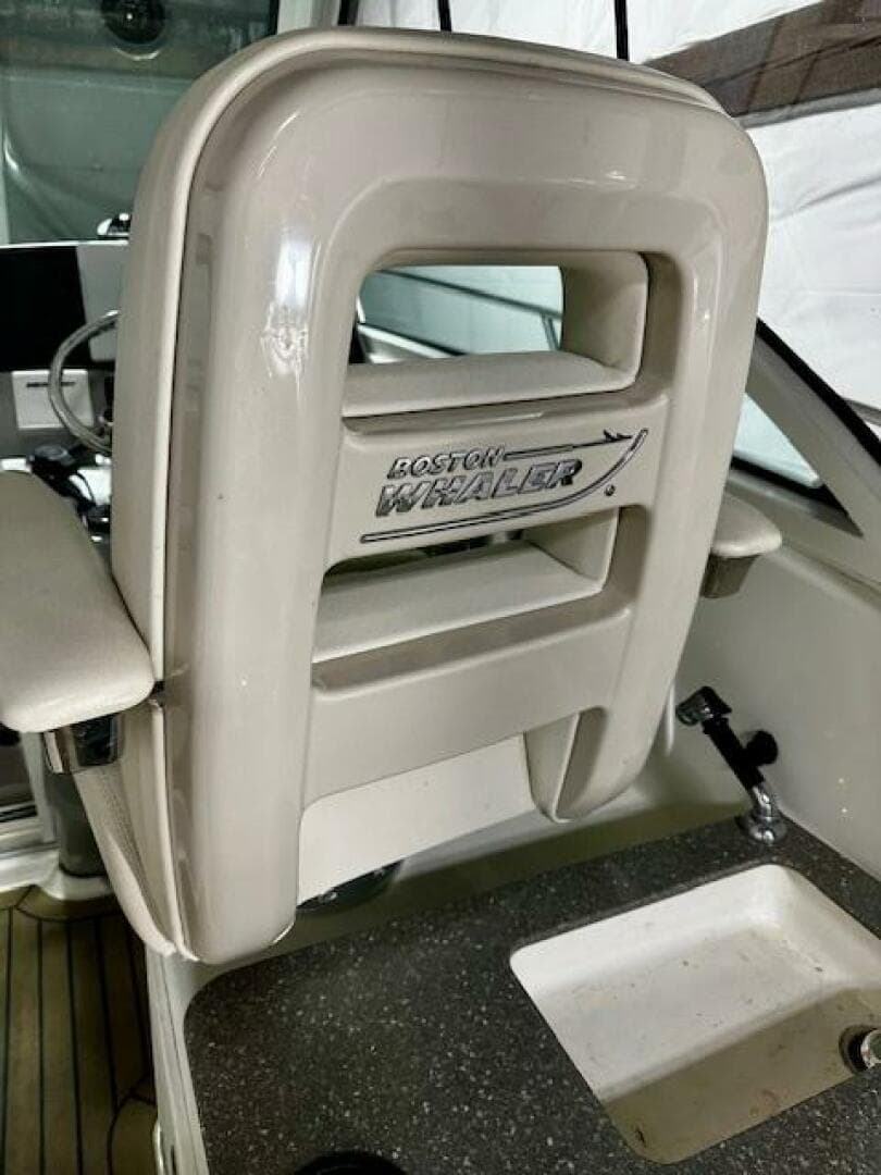 2016 Boston Whaler 285 Conquest
