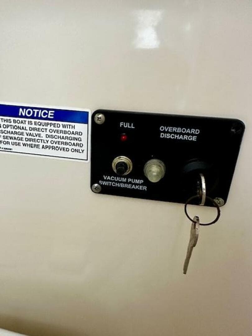 2016 Boston Whaler 285 Conquest