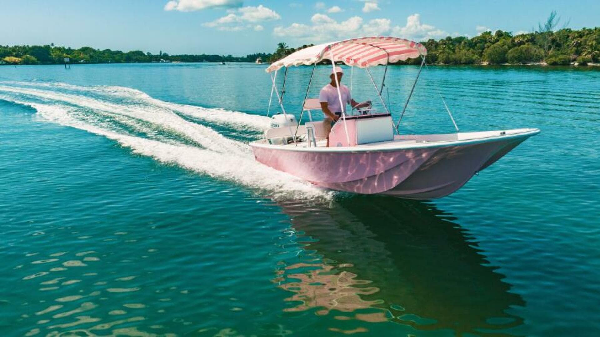 Palm Yacht 17 - Exterior Profile on the Water