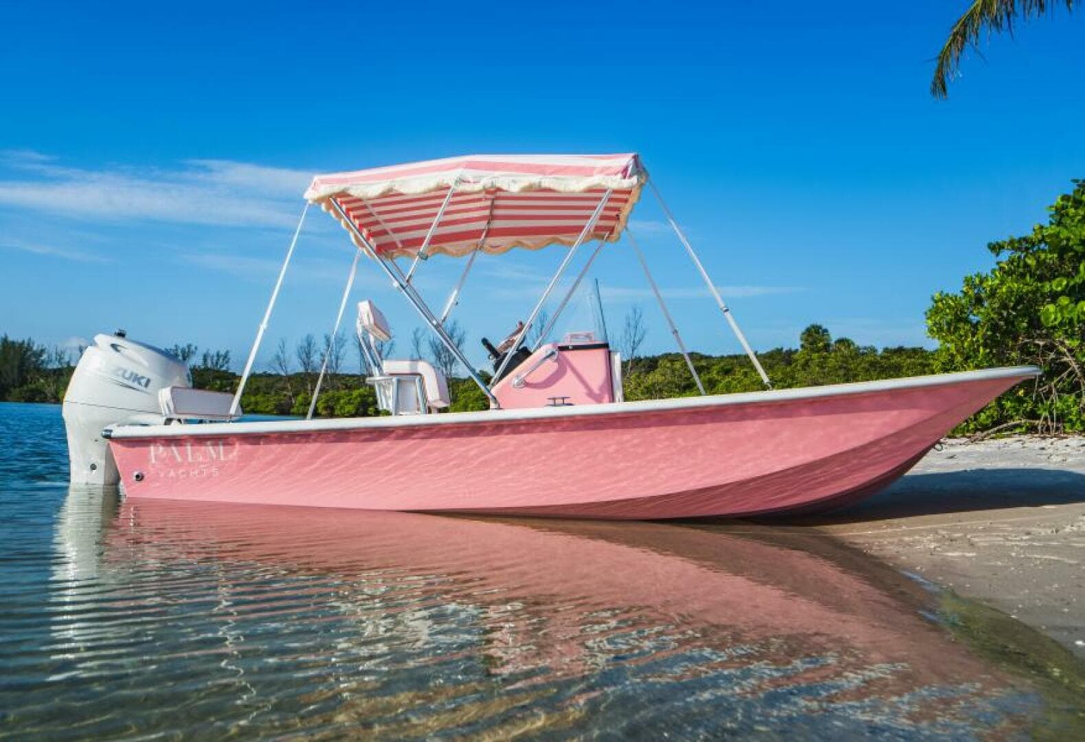 Palm Yacht 17 - Exterior Profile on the Water