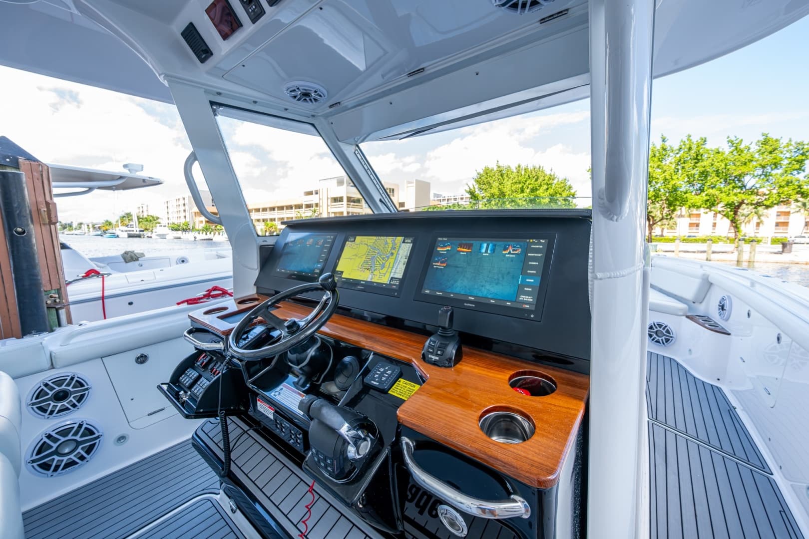 2020 Everglades 395 Center Console