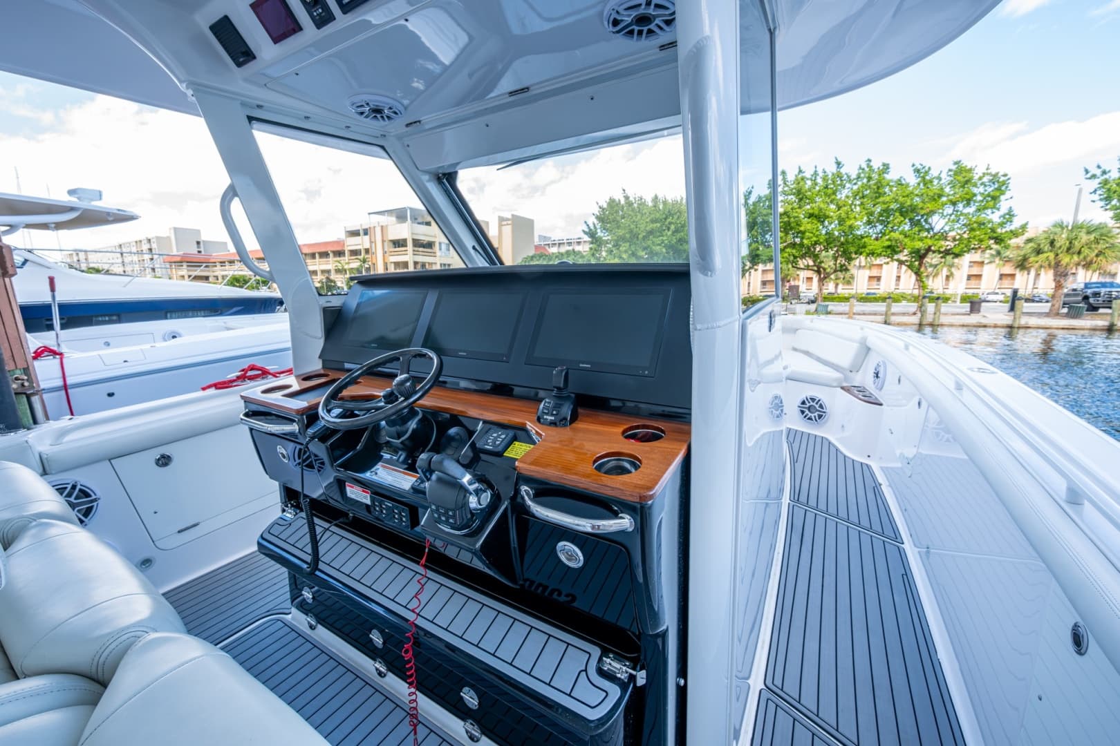 2020 Everglades 395 Center Console