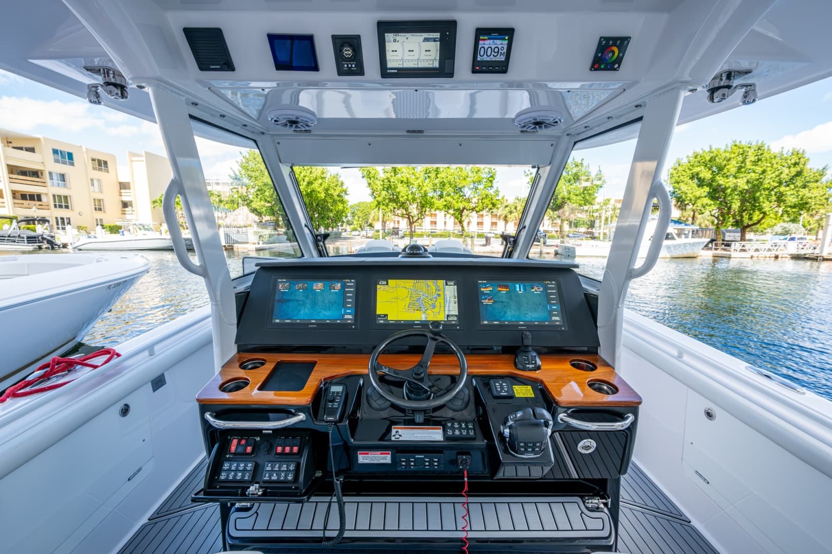 2020 Everglades 395 Center Console