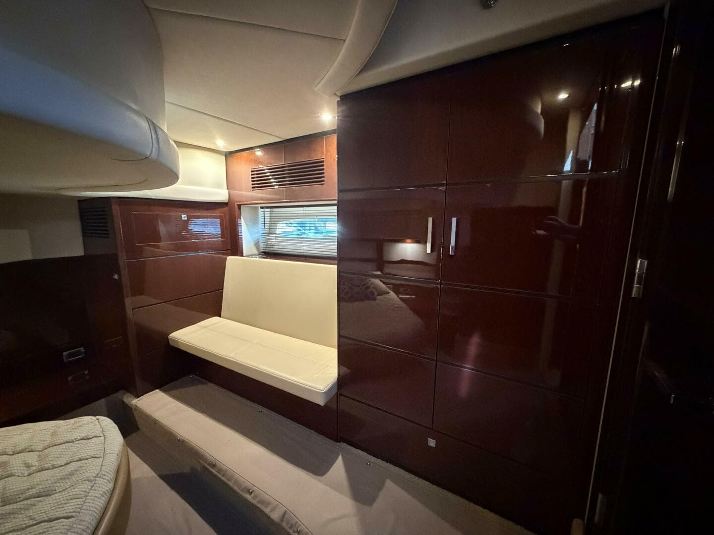 2008 Sea Ray 47 Sedan Bridge - Stateroom Seating