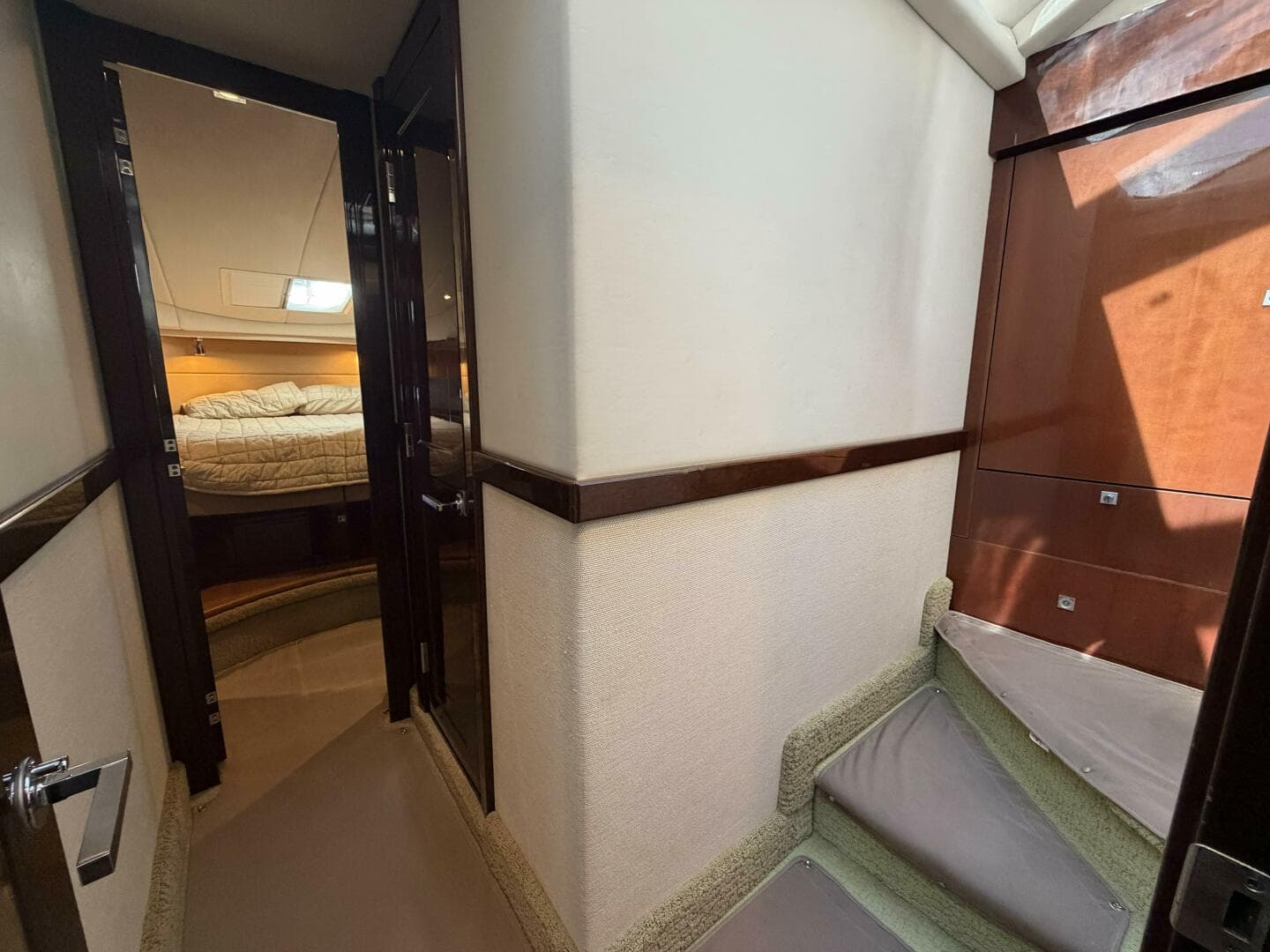 2008 Sea Ray 47 Sedan Bridge - Stairway