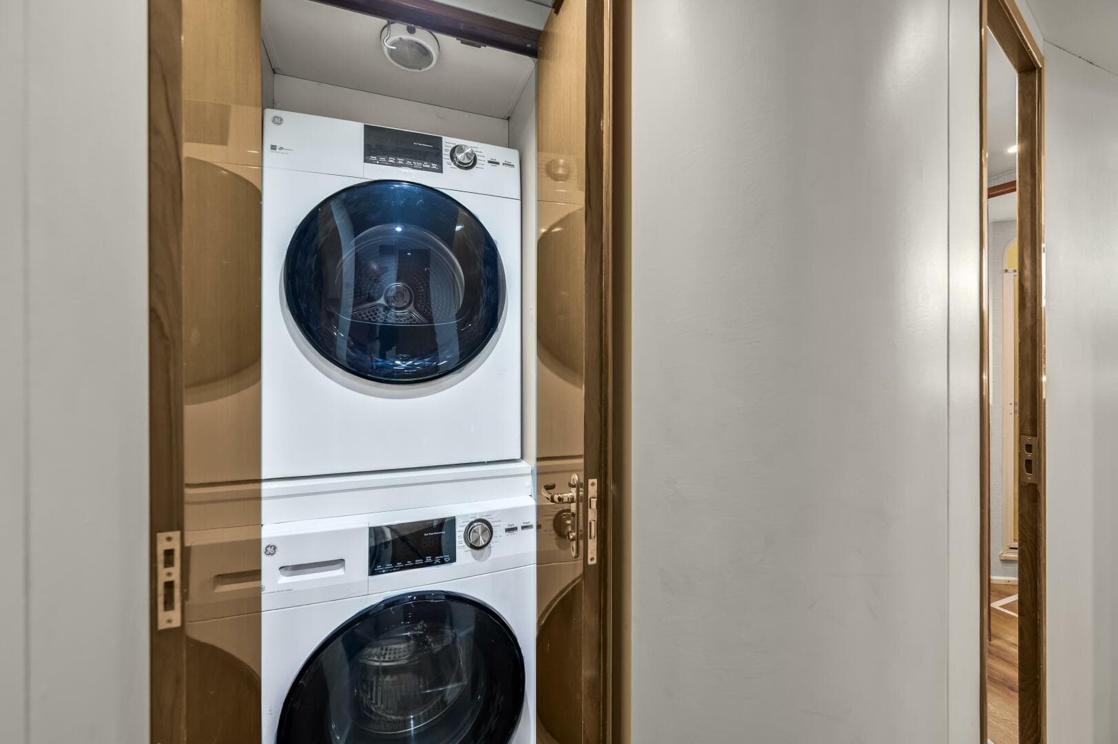 1999 Viking 58 Enclosed Flybridge