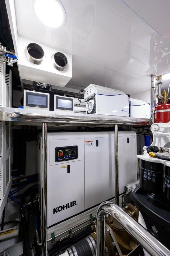 Ocean Alexander 100 ZEPHYR - Interior Engine Room