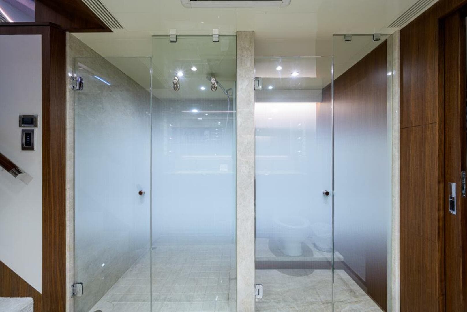 Ocean Alexander 100 ZEPHYR - Interior Master Stateroom Ensuite Head