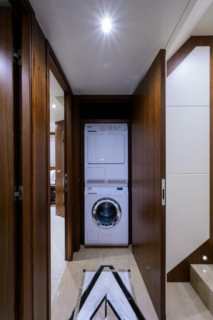 Ocean Alexander 100 ZEPHYR - Interior Guest Stateroom Entrance Hall 