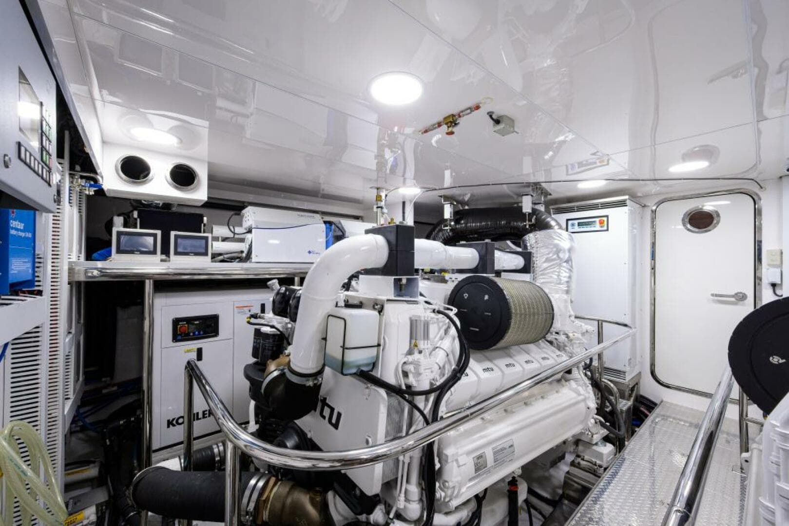 Ocean Alexander 100 ZEPHYR - Interior Engine Room