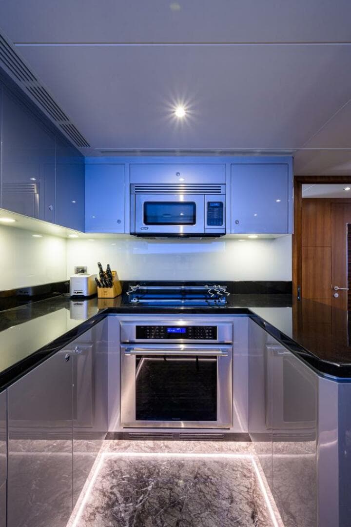 Ocean Alexander 100 ZEPHYR - Interior Chefs Galley