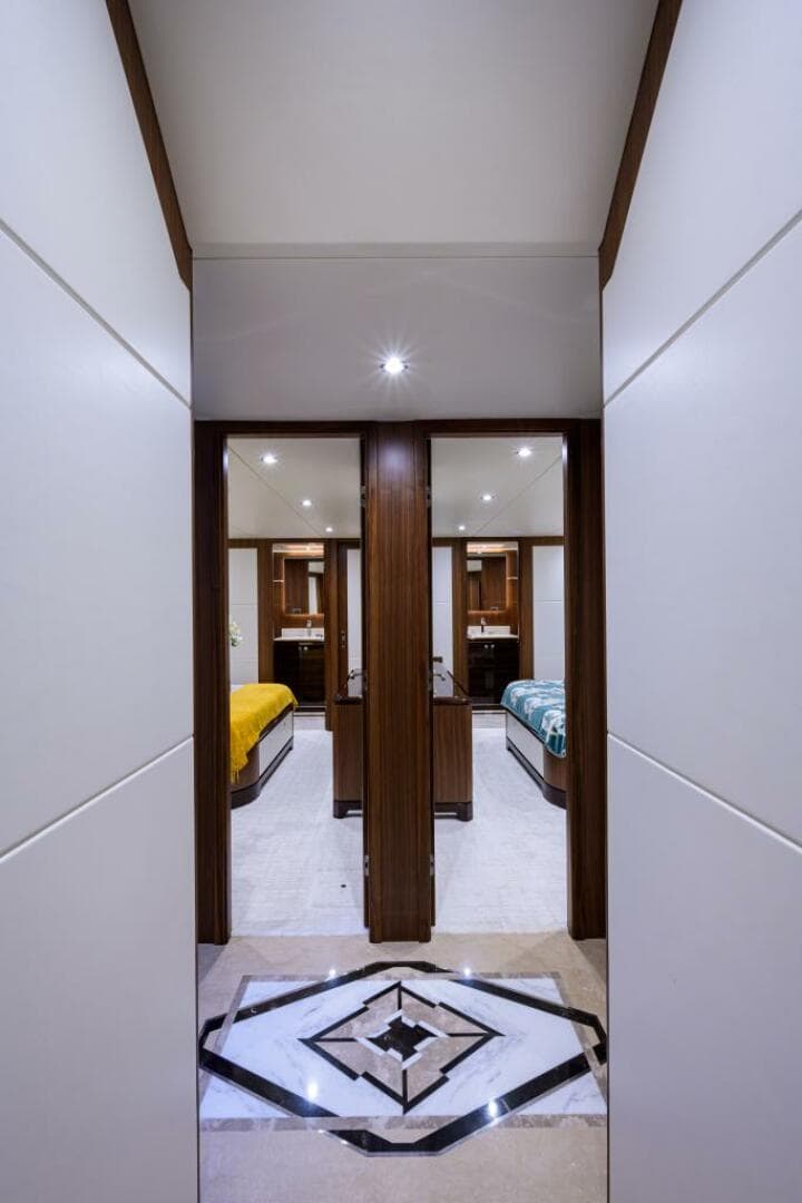 Ocean Alexander 100 ZEPHYR - Interior Guest Stateroom Entrance Hall 