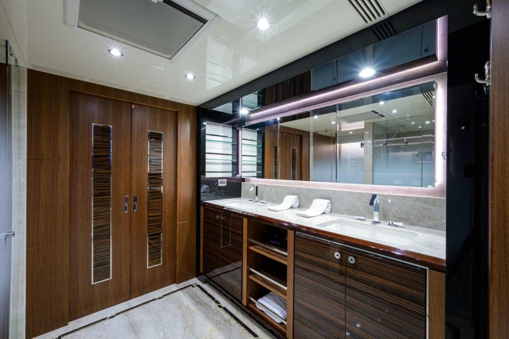 Ocean Alexander 100 ZEPHYR - Interior Master Stateroom Ensuite Head