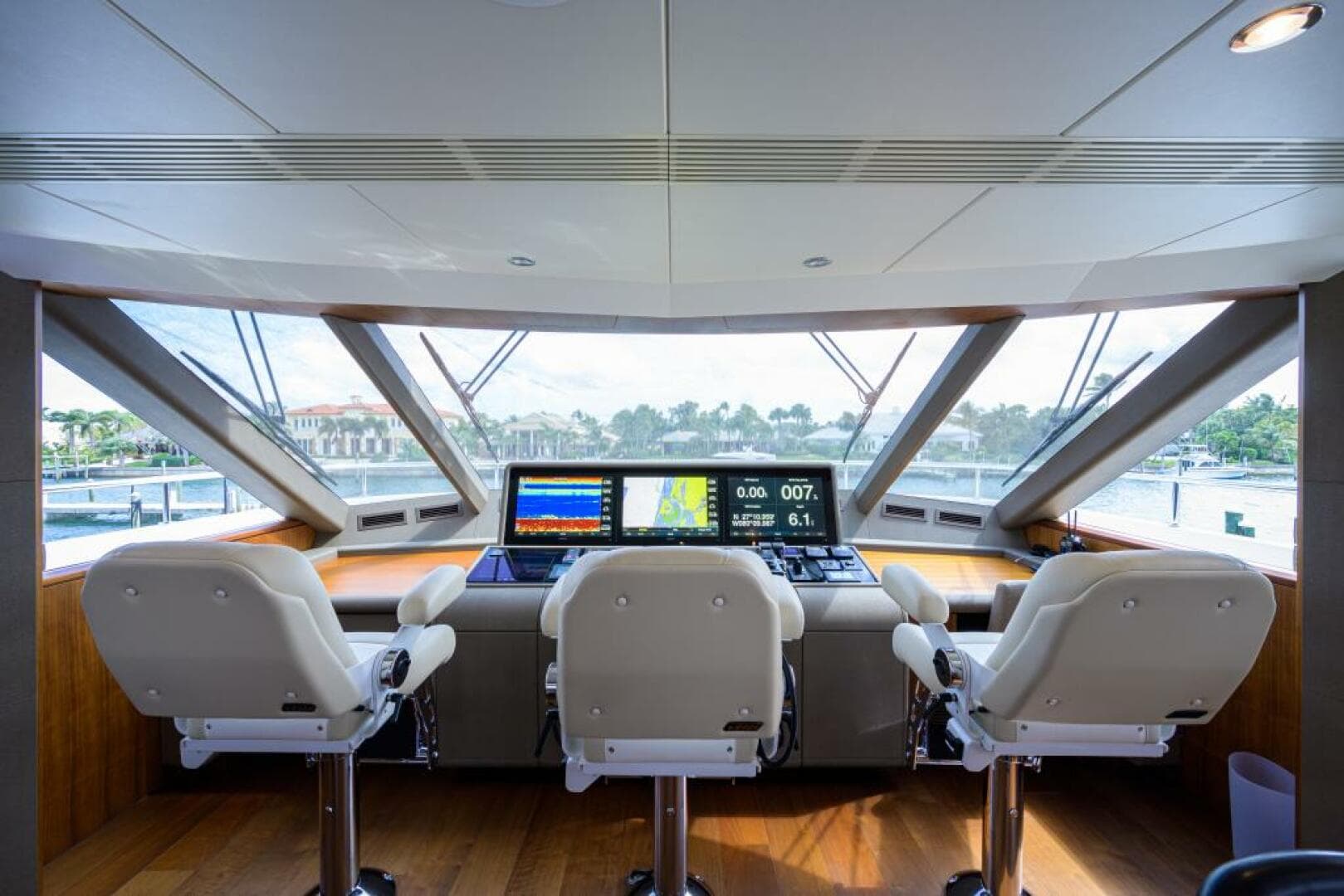 Ocean Alexander 100 ZEPHYR - Interior Flybridge Helm
