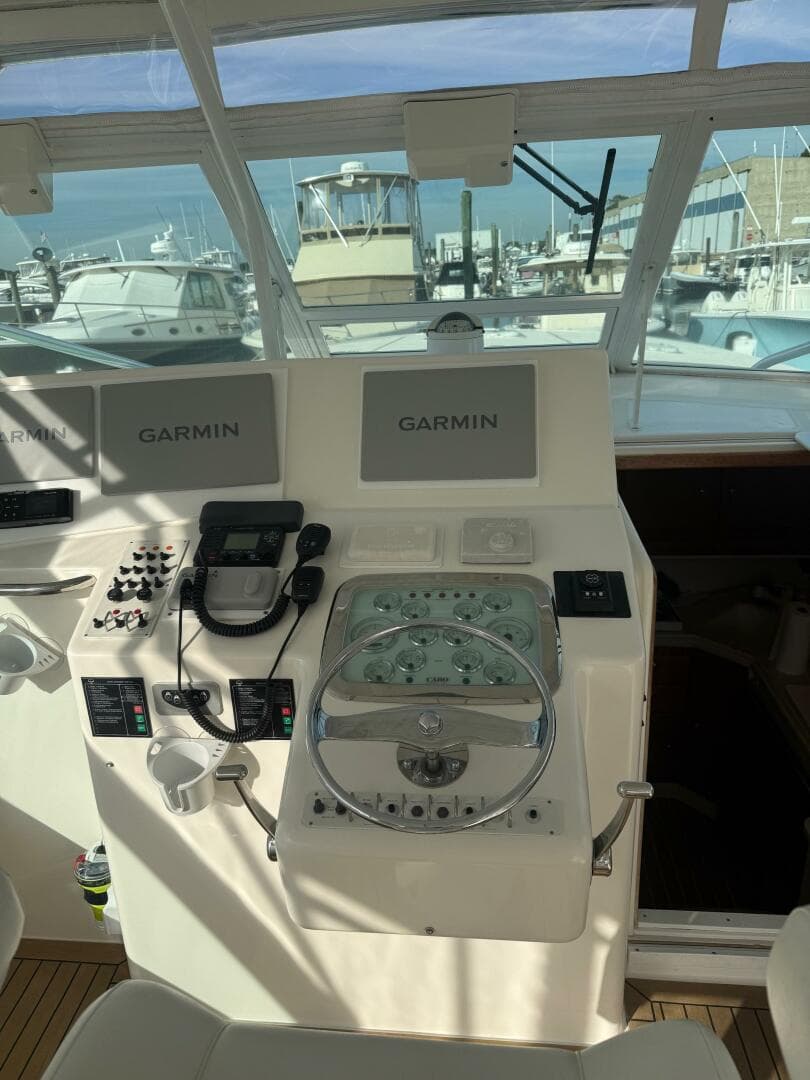 Cabo 45 EMMA - Cockpit Helm