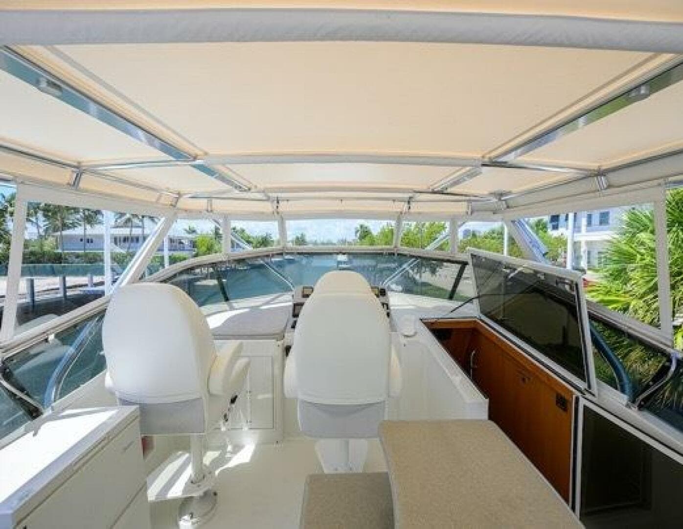 1998 Hatteras 70 Cockpit