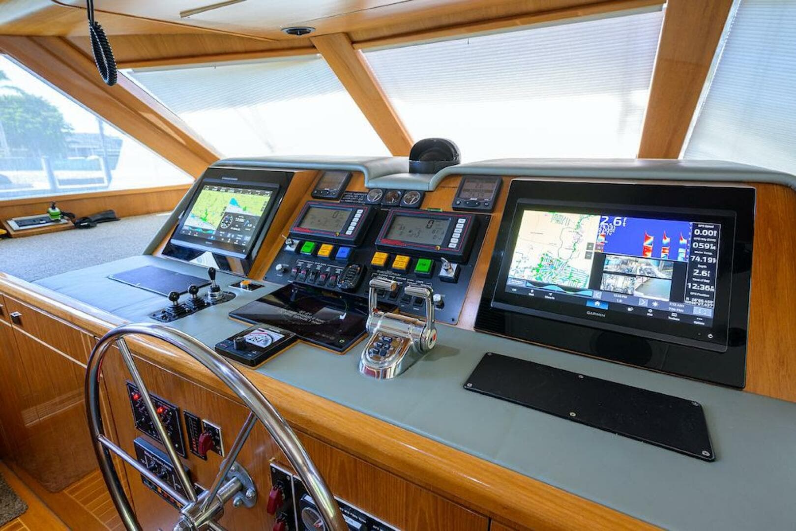 1998 Hatteras 70 Cockpit