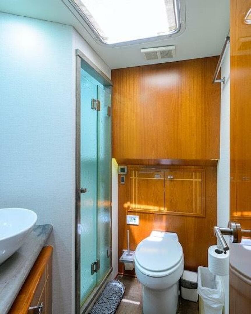 1998 Hatteras 70 Cockpit