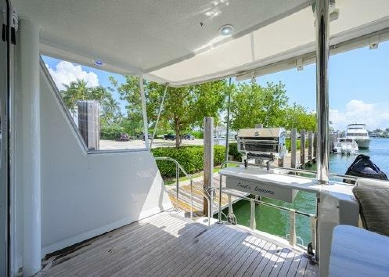 1998 Hatteras 70 Cockpit