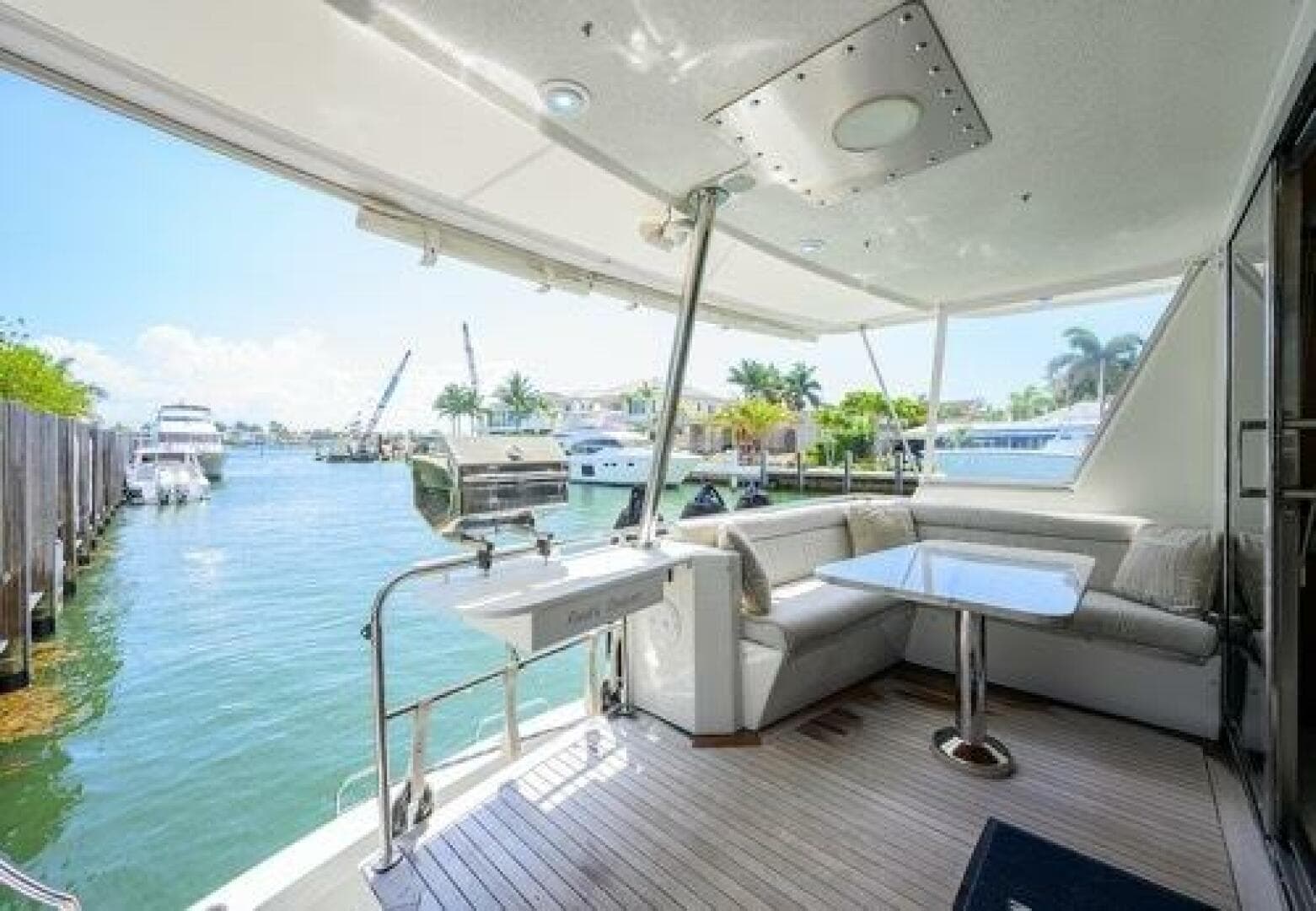 1998 Hatteras 70 Cockpit